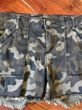 KUT from the Kloth Olive Camo Shorts with Frayed hem detail. Size 0